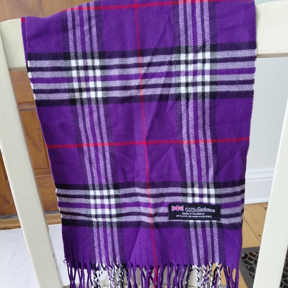Purple 100% Cashmere Scarf, Made in Scotland - Picture 3 of 4